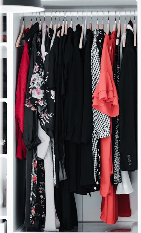How to Store Seasonal Clothes Efficiently: Tips for Organized Living